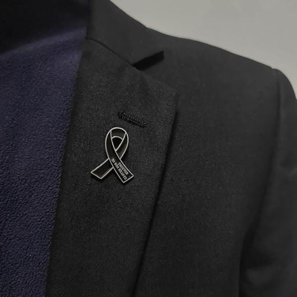 V-Iran Memorial Ribbon Pin - view 2